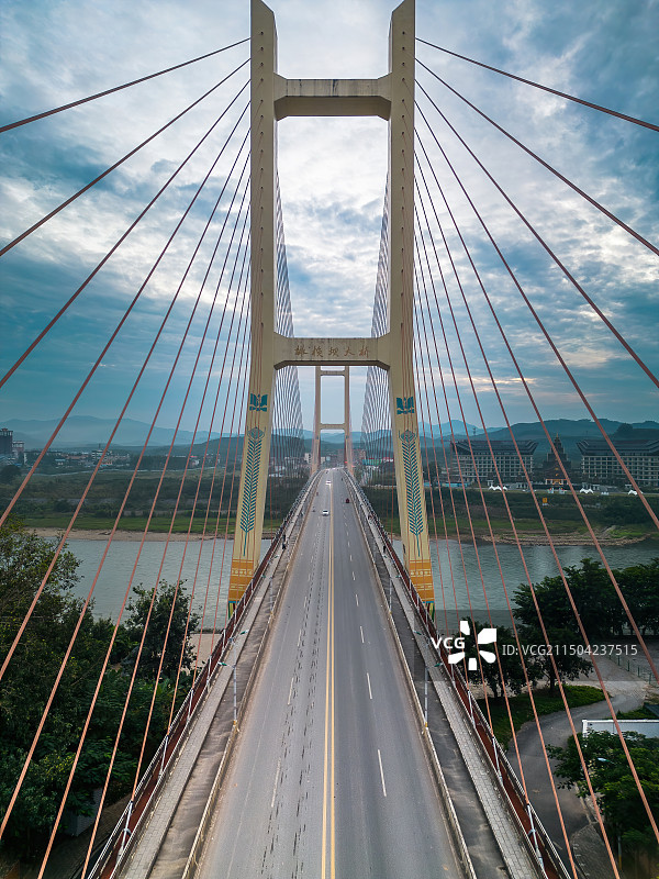 云南西双版纳景洪景洪市勐罕镇橄榄坝大桥图片素材