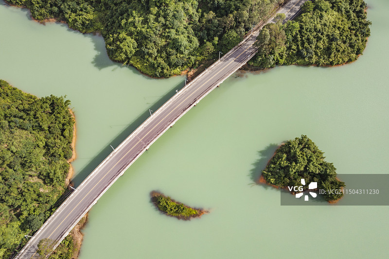 夏天阳光下的逸仙湖水库风光航拍图片素材