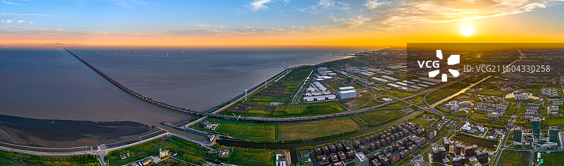 上海自贸区临港物流园 洋山特殊综合保税区陆域 沪芦高速东海大桥 日落晚霞航拍海滨城市物流仓储基地图片素材