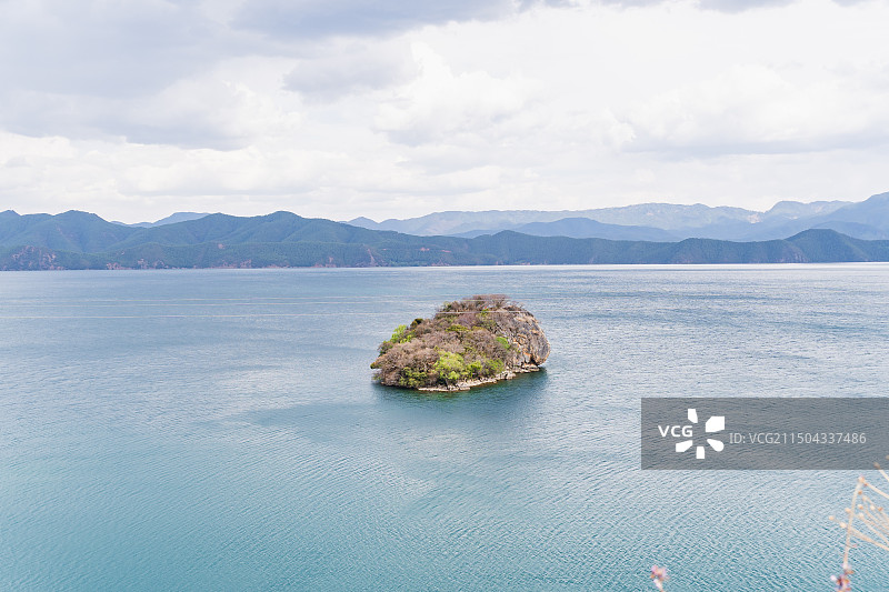 阴天白云下高空俯瞰泸沽湖岛屿半岛风景图片素材