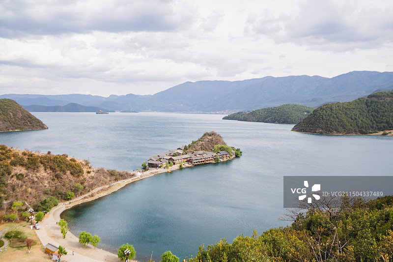 阴天白云下高空俯瞰泸沽湖岛屿半岛风景图片素材