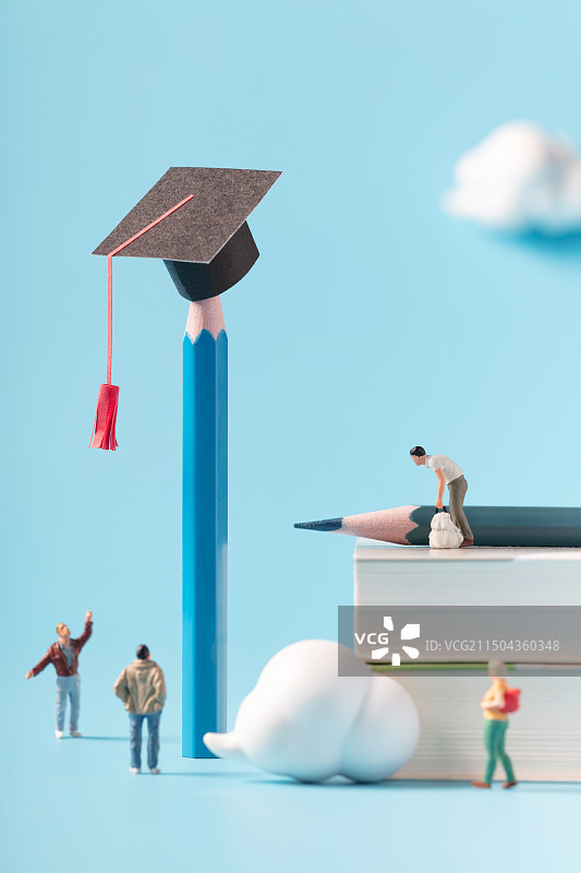 微缩创意学位帽与人群图片素材