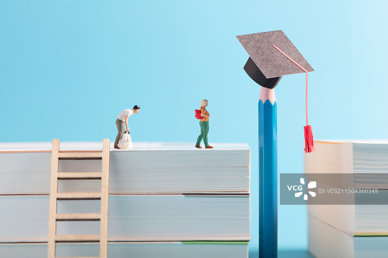 微缩创意学位帽与人群图片素材