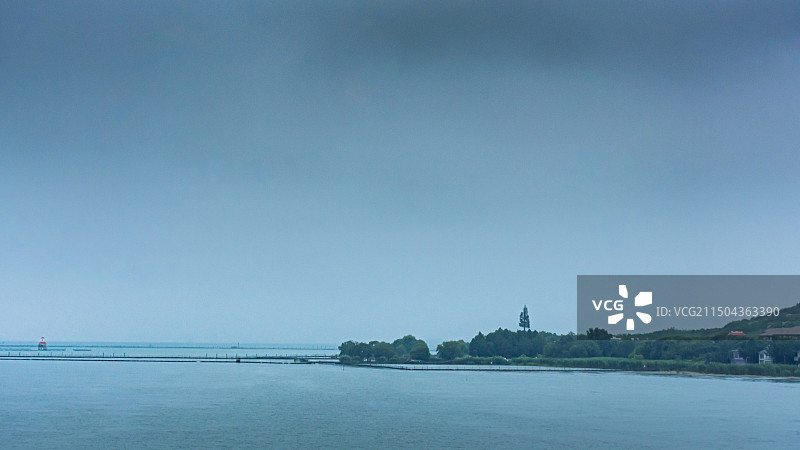 雾中的苏州缥缈峰景区风景图片素材