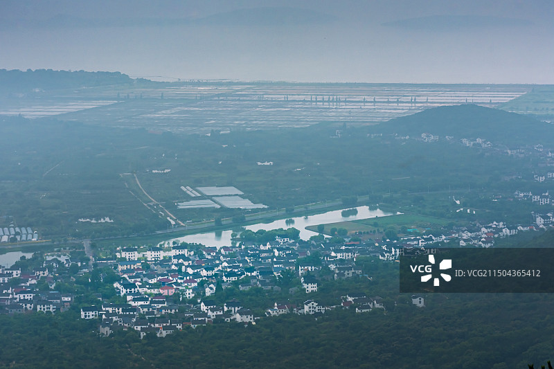 雾中的苏州缥缈峰景区图片素材