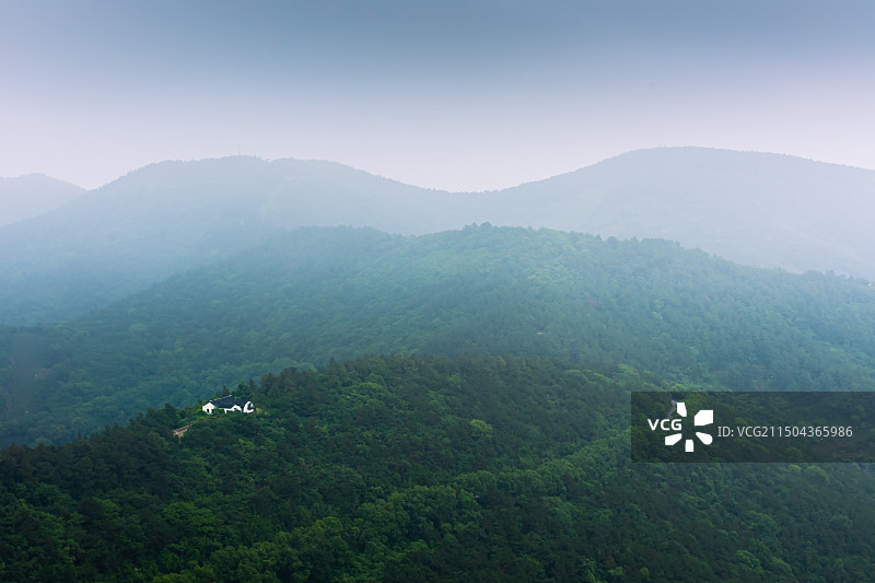 雾中的苏州缥缈峰景区图片素材