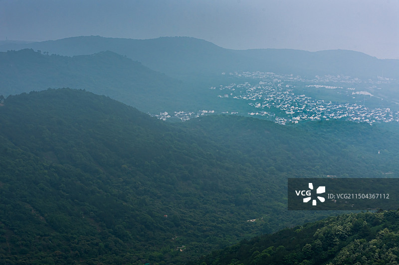 雾中的苏州缥缈峰景区图片素材