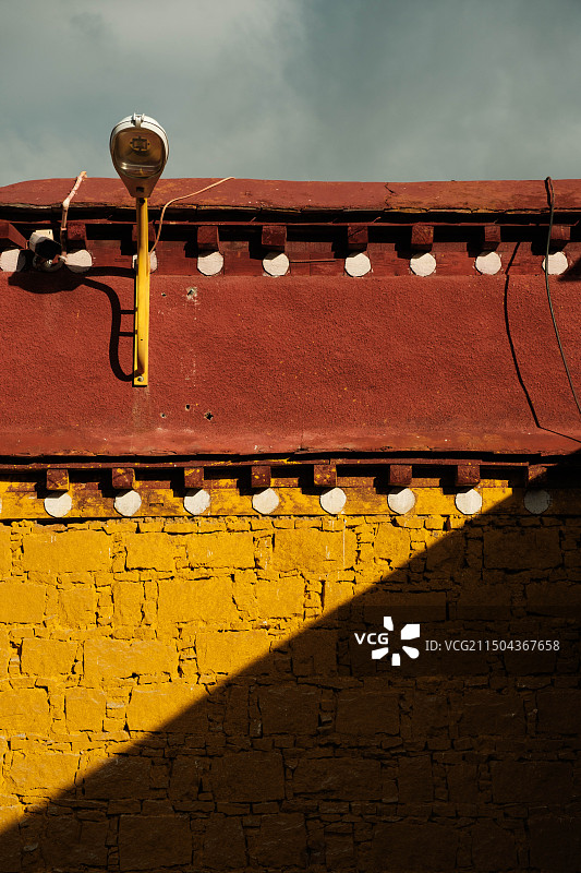 西藏扎基寺传统的建筑色彩图片素材