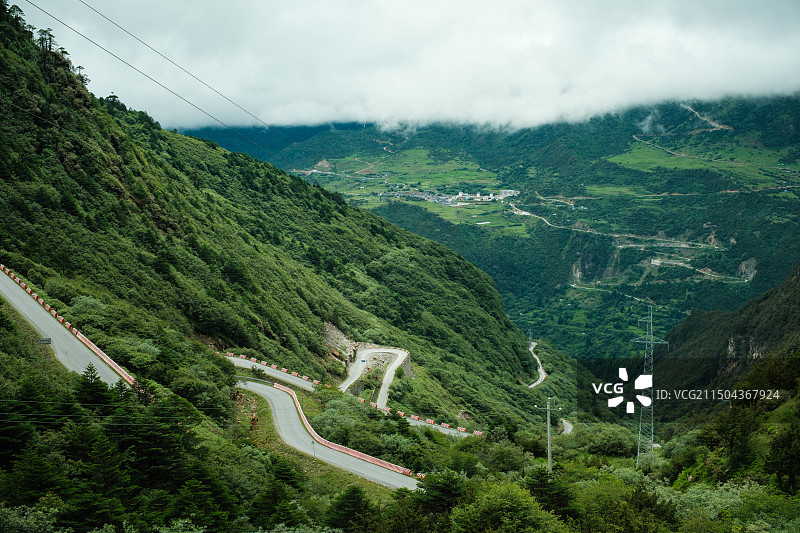 西藏山南勒布沟崎岖的盘山路图片素材
