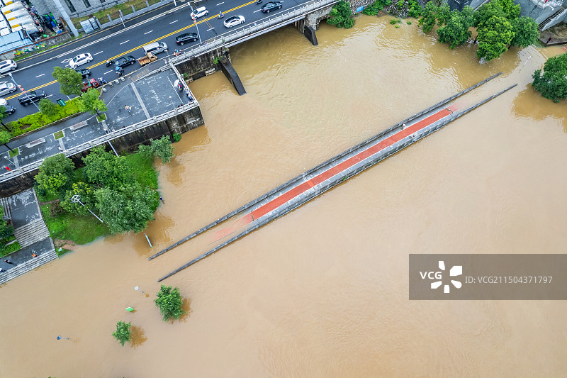 洪水淹没城市河堤图片素材