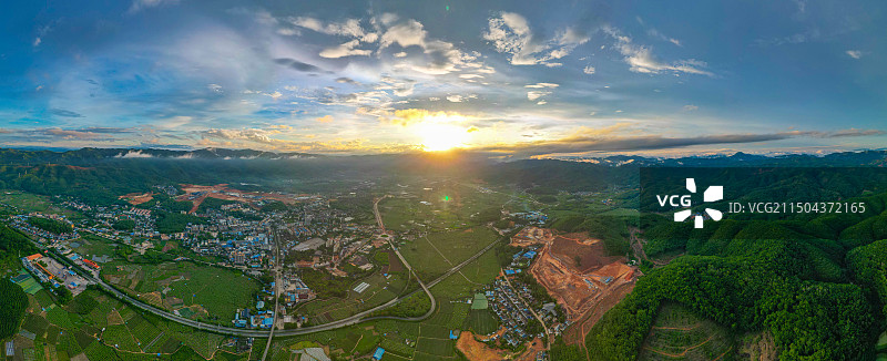 航拍夕阳天空下的小镇全景图图片素材