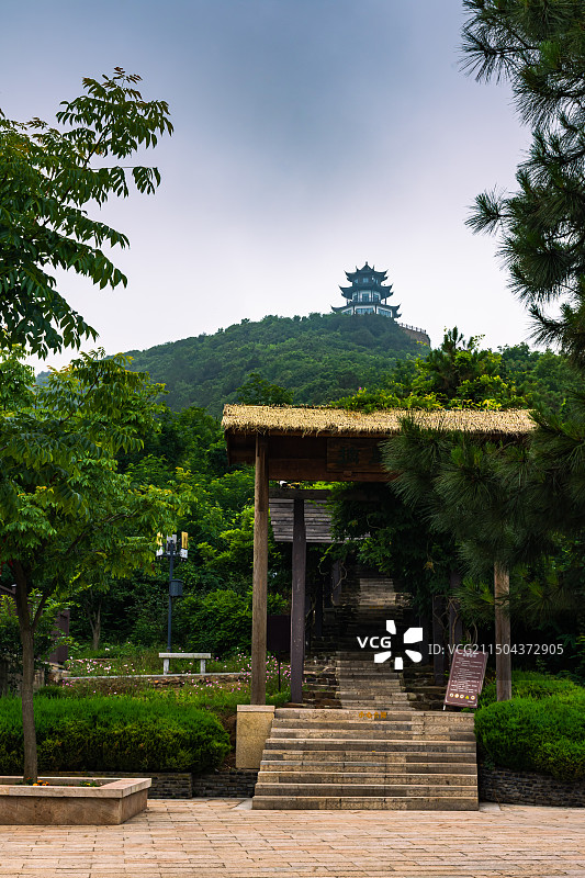 雾中的苏州缥缈峰景区图片素材