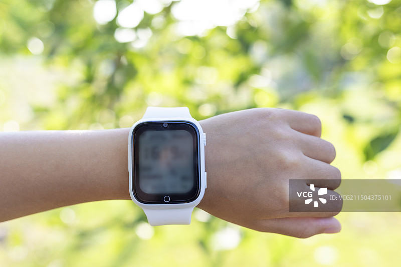 户外公园里儿童手戴着儿童手表局部特写图片素材