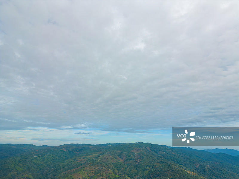 航拍天空下的山脉自然风光图片素材