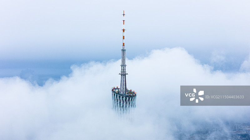 云层之上的广州塔图片素材