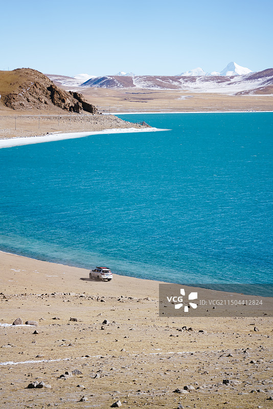 纳木措湖边的越野车图片素材