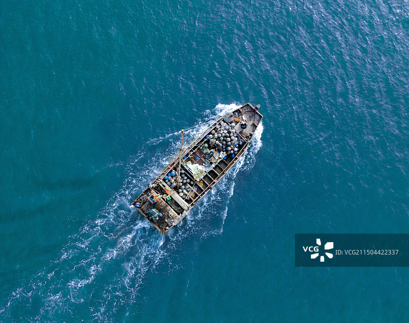 海中孤舟图片素材