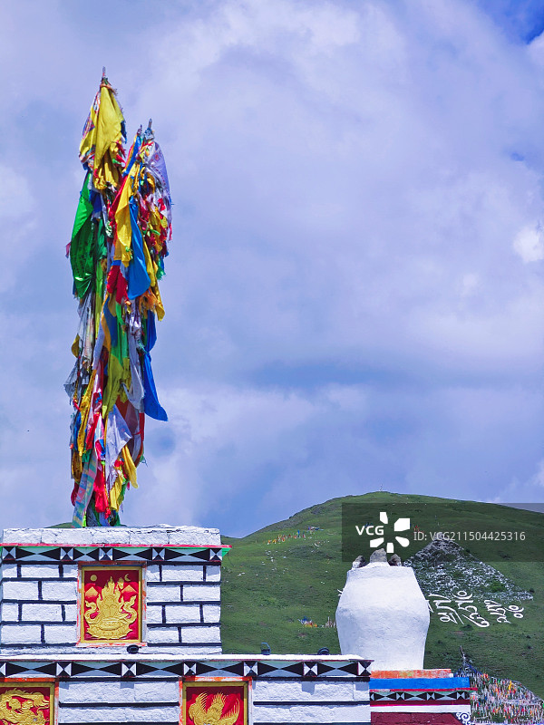 康定塔公镇多云天空下的低角度雕像图片素材