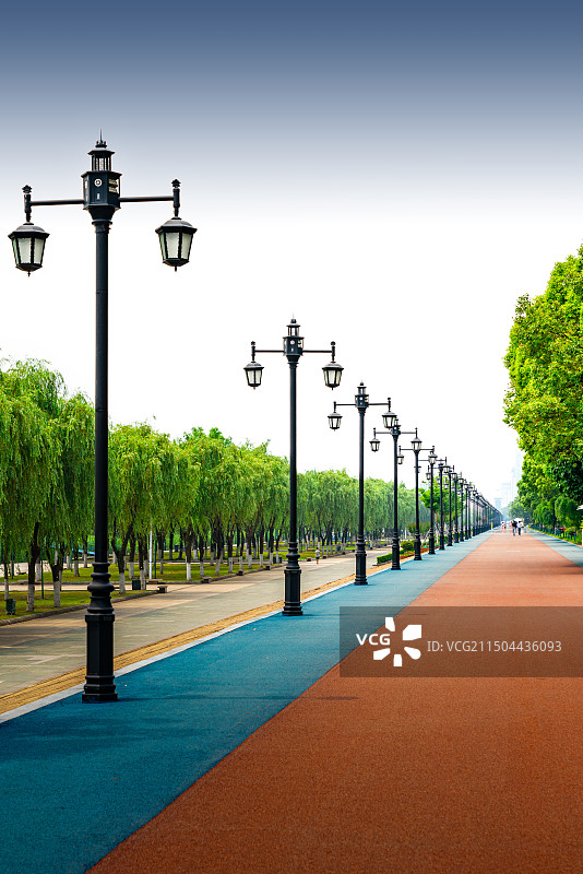 武汉汉口江滩全民健身跑道城市基础建设图片素材