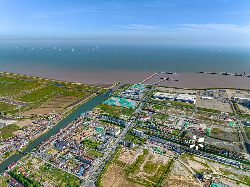 上海浦东老芦潮港村动拆迁 芦潮港码头 农民集中居住 绿化带隔开工业园区和城镇住宅区 南汇新城镇图片素材