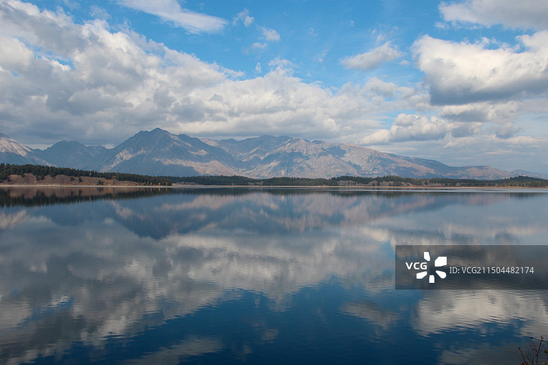 湖光山色倒影图片素材