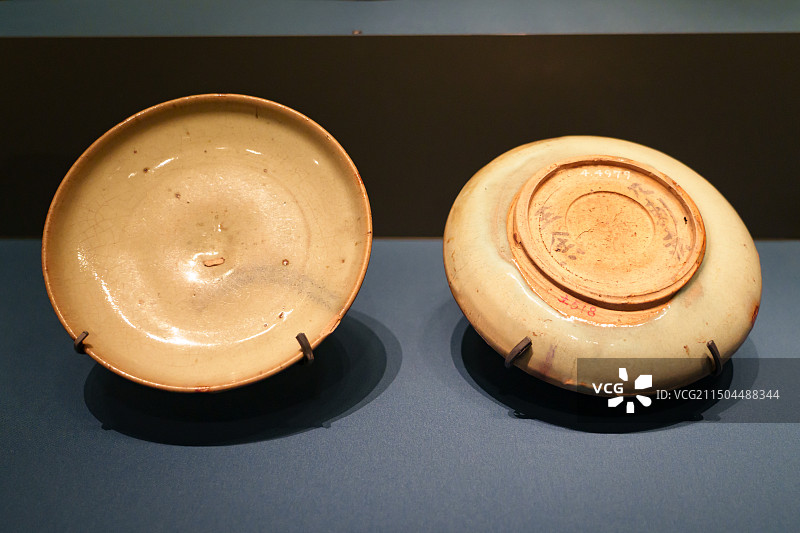 北京首都博物馆钧窑月白釉盘元朝图片素材