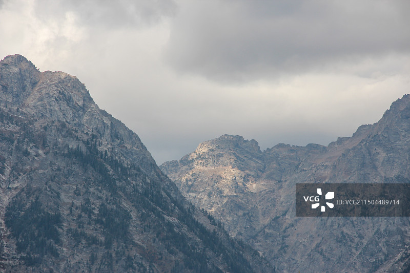 背靠天空的山脉风景图片素材