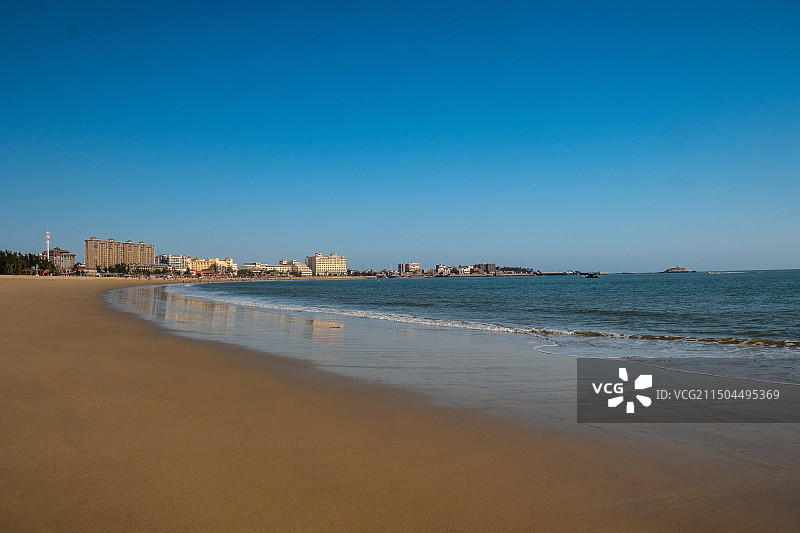 航拍“中国八大最美海岸线”之一冬季福建泉州惠安崇武西沙湾金色沙滩及蔚蓝色大海图片素材