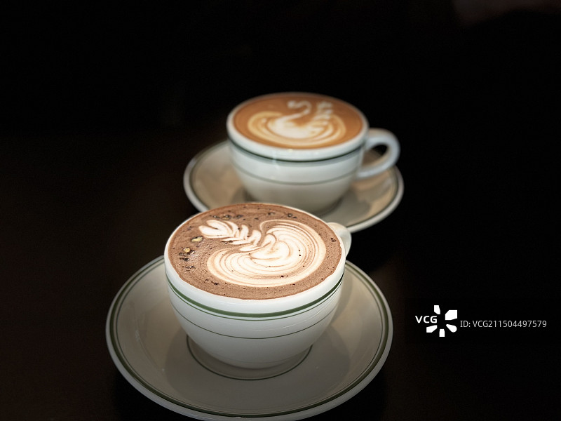 桌上的卡布奇诺图片素材
