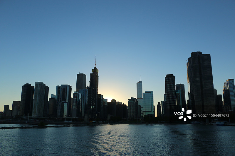 密西根湖遥看芝加哥城市天际线的日落图片素材