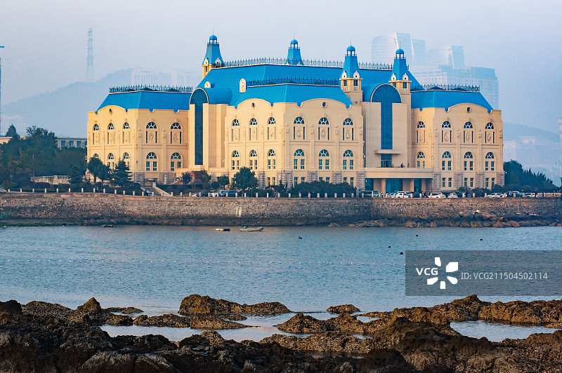 海上远眺大连黑石礁自然博物馆图片素材