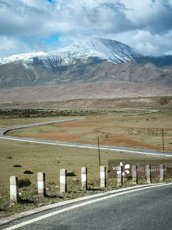 高原上绵延向远方雪山的公路图片素材