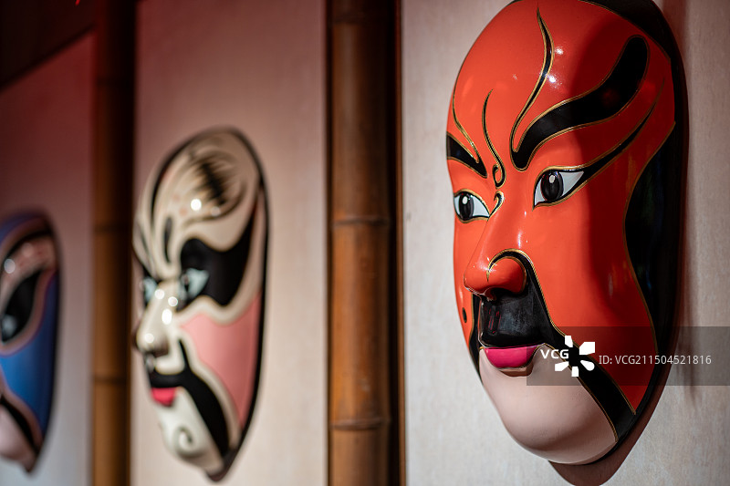 墙壁上悬挂的大型京剧脸谱图片素材