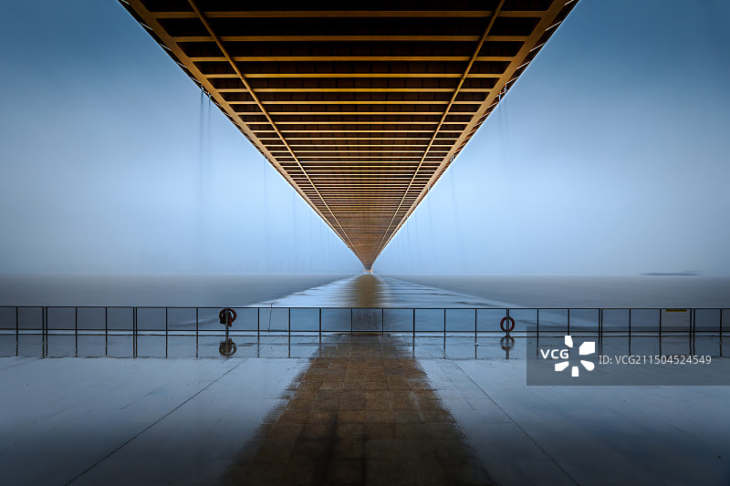 暴雨天限定画面-杨泗港长江大桥瀑布水帘图片素材