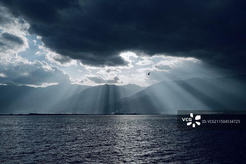 云南大理洱海上的丁达尔光与飞鸟图片素材