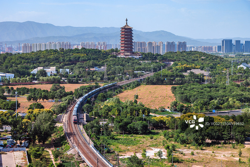 城市风光永定塔与火车图片素材