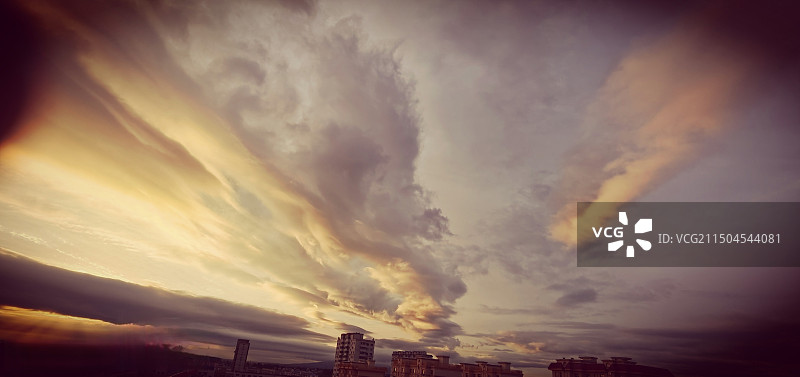 1凌晨东方天边的云图片素材