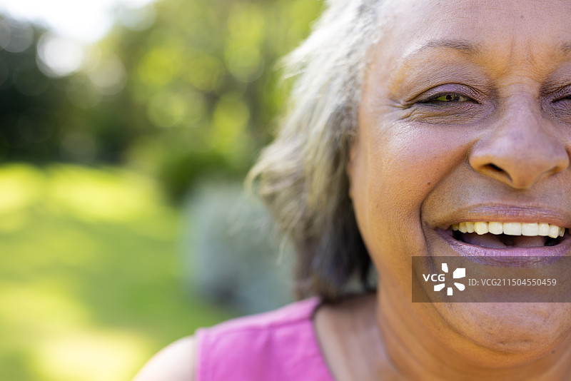 面带微笑的年长妇女户外特写图片素材