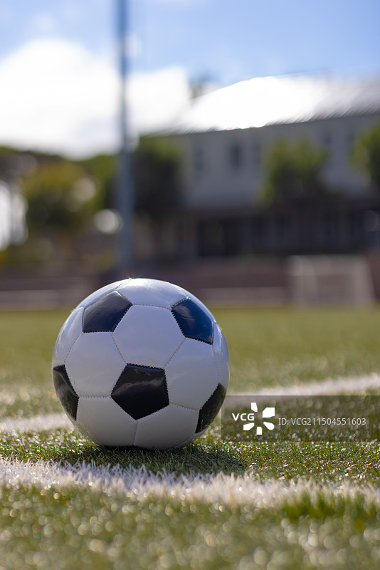 草地球场上的足球，准备比赛或训练，复制空间图片素材