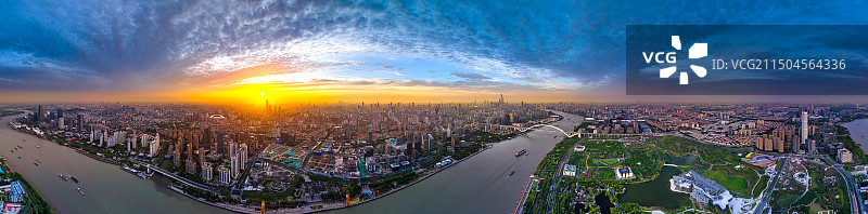 上海浦西徐汇滨江黄浦滨江全景 徐家汇中心金色天际线 大都市金色晚霞 卢浦大桥横跨黄浦江两岸 世博公园图片素材