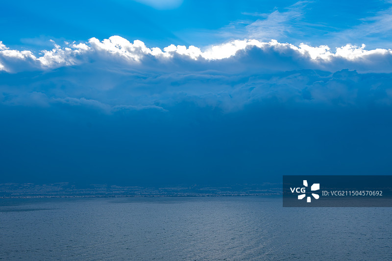 蓝天映衬下的海景图片素材