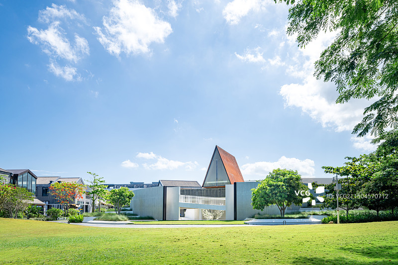 白色的现代简约教堂建筑图片素材