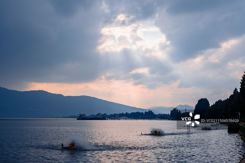 昆明滇池耶稣光和晚霞图片素材