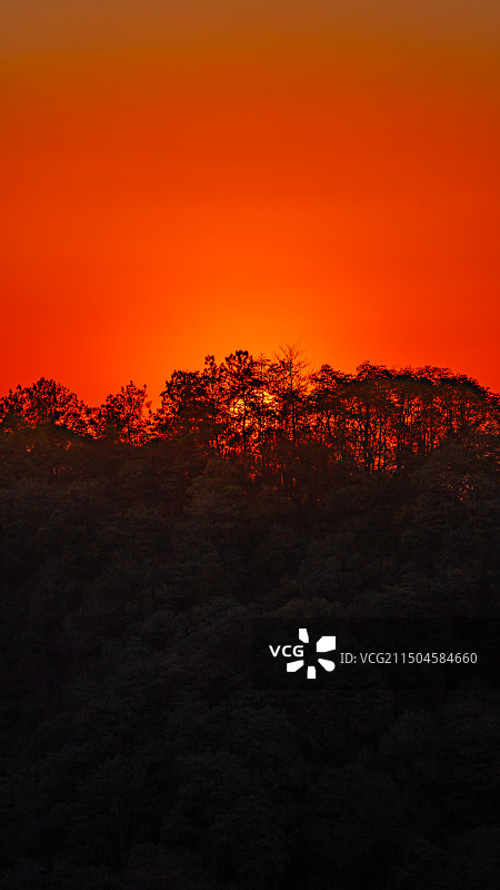 杭州北高峰秋天绝美日落和晚霞图片素材