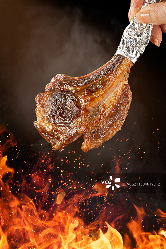 烧鸟 日式烤串 鸡腿肉 鸡肉棒 鸡胗 鸡心 鸡中翅 鸡软骨 牛肋条 牛舌 牛肉粒 羊排 秋葵 西葫芦图片素材