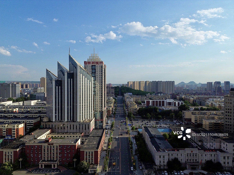 航拍视角下的鞍山城市天际线图片素材