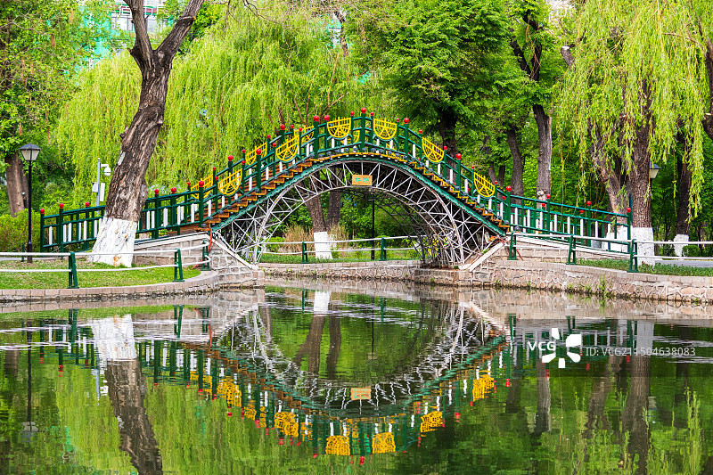 哈尔滨兆麟公园小桥图片素材