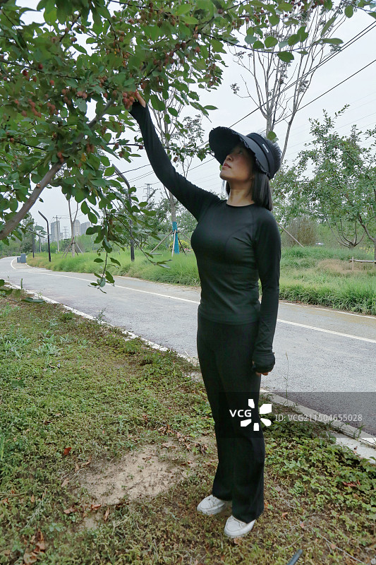 美女清晨观景图片素材