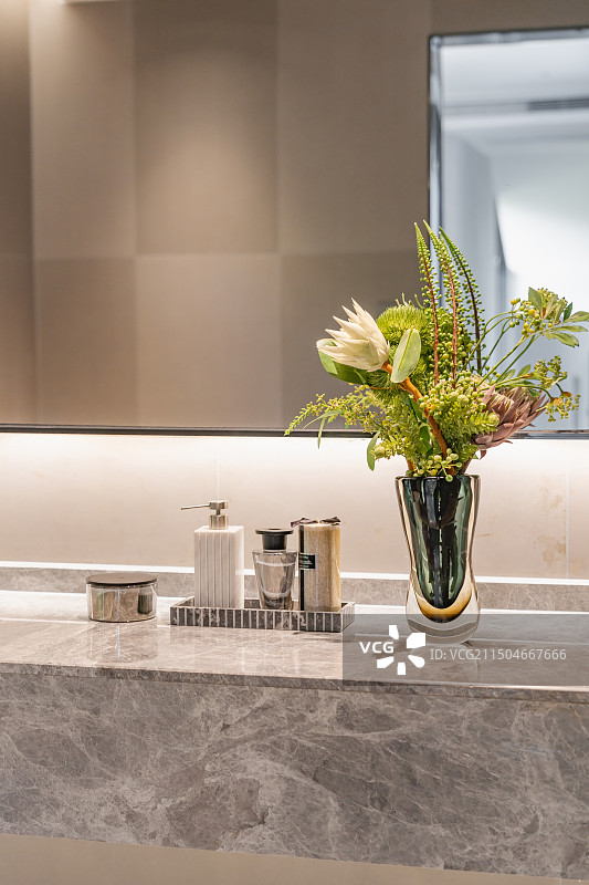 卫生间洗手台花瓶特写图片素材