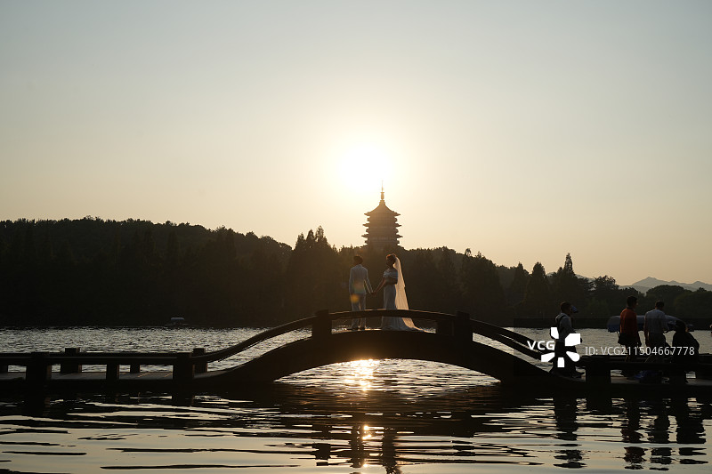 杭州 西湖 长桥公园 雷峰夕照 雷峰塔 剪影 轮廓 夕阳 晚霞图片素材